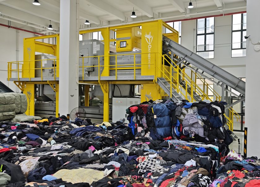 废纺怎么分？中国首条全自动废纺分拣线在绿色分拣中心投入使用